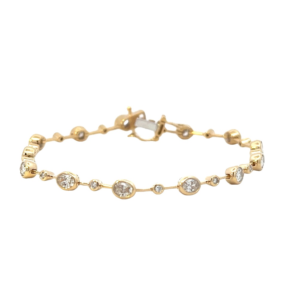 18Kt Yellow Gold Knife Edge Bracelet With (13) Oval Diamonds And (12) Round Diamonds Weighing 2.18cttw