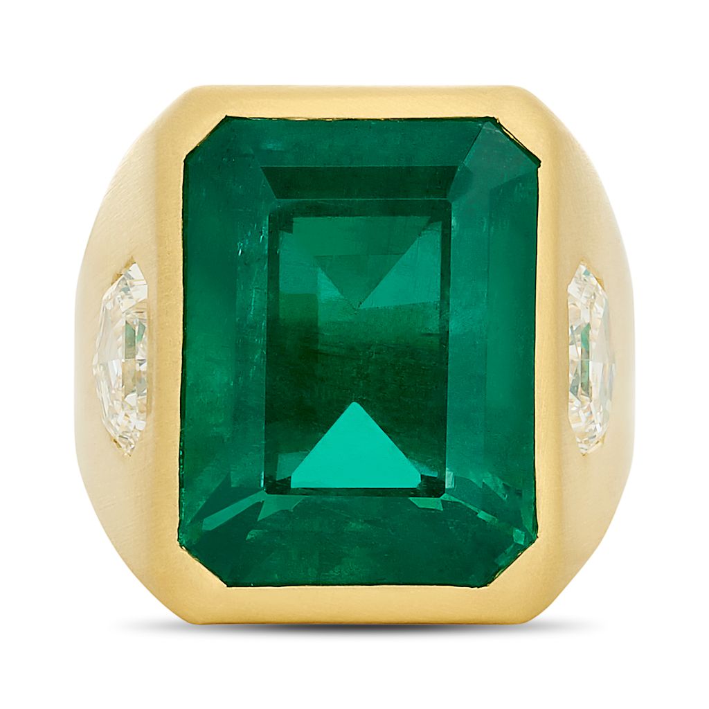[PRTR81058-P] 18Kt Yellow Gold Ring With An Emerald Cut Emerald Weighing 15.42ct And (2) Shield Cut Diamonds 2.00ct