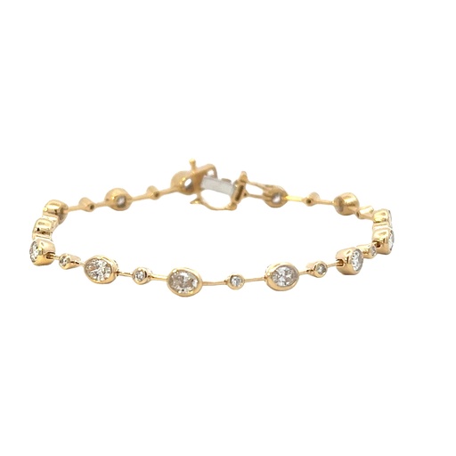 [7907-2] 18Kt Yellow Gold Knife Edge Bracelet With (13) Oval Diamonds And (12) Round Diamonds Weighing 2.18cttw