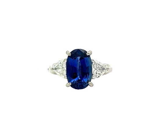 [R75962.1] Platinum Ring With An Oval Sapphire Weighing 3.50ct And 2 Trillion Cut Diamonds Weighing 0.82ct E-F/VS