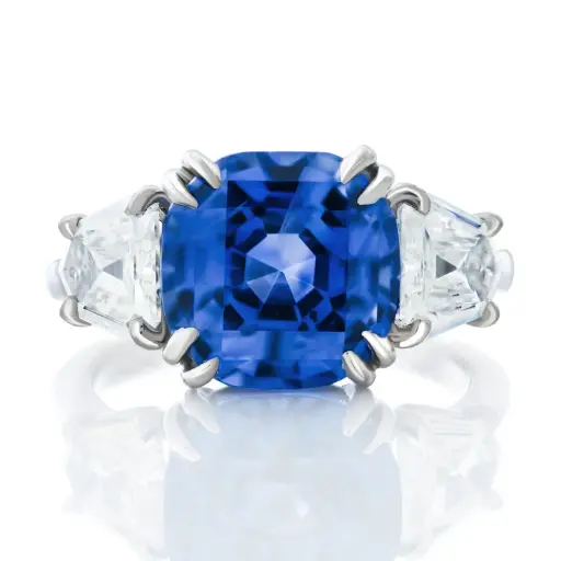[R75919.2] Three Stone Ring With A Mixed Cut Sapphire Weighing 7.15ct And (2) Calf Head Diamonds Weighing 1.32ct In Platinum