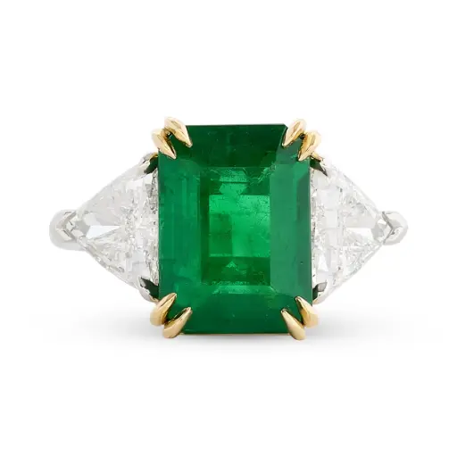 [R78855.2] Three Stone Ring With An Emerald Cut Emerald Weighing 4.71ct And (2) Trillion Cut Diamonds Weighing 1.91ct In Platinum And 18Kt Yellow Gold