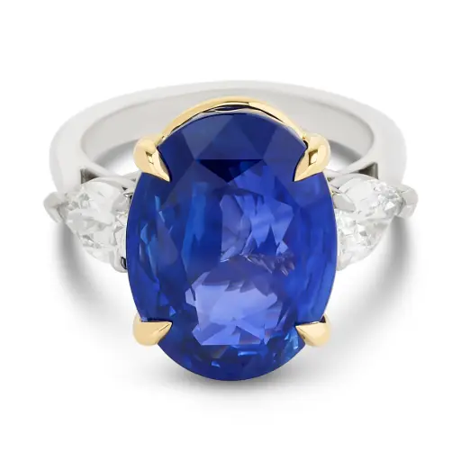 [R80251.1] Three Stone Ring With An Oval Sapphire Weighing 13.57ct And (2) Pear Shaped Diamonds Weighing 1.00ct In Platinum And 18Kt Yellow Gold