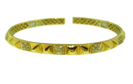 18Kt Yellow Gold Hinged Cuff Bracelet With (84) Round Diamonds Weighing 0.60cttw