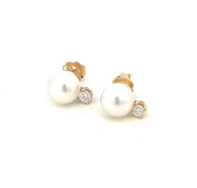 18Kt Yellow Gold 7.8-8mm Cultured Pearl Studs With (2) Round Diamonds Weighing 0.20cttw