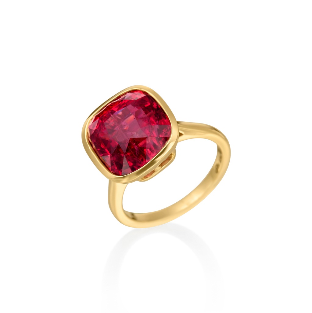 18Kt Yellow Gold Bezel Set Ring With A Cushion Cut Spinel Weighing 11.09ct