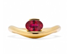 [RM5592] 18Kt Yellow Gold Stark Symphony Oval Ruby Ring 0.95cttw