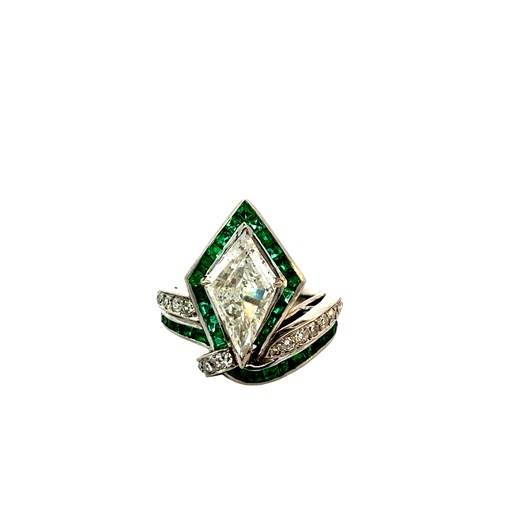 [RR21J515] Platinum Ring With A Kite Shaped Diamond And Small Emerald And Diamond Side Stones 